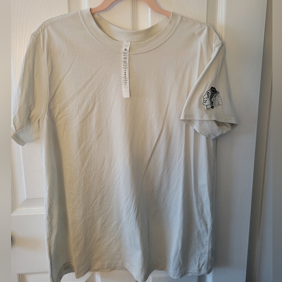 lululemon athletica Chicago Blackhawks Cream Short Sleeve Tee - Picture 1 of 4